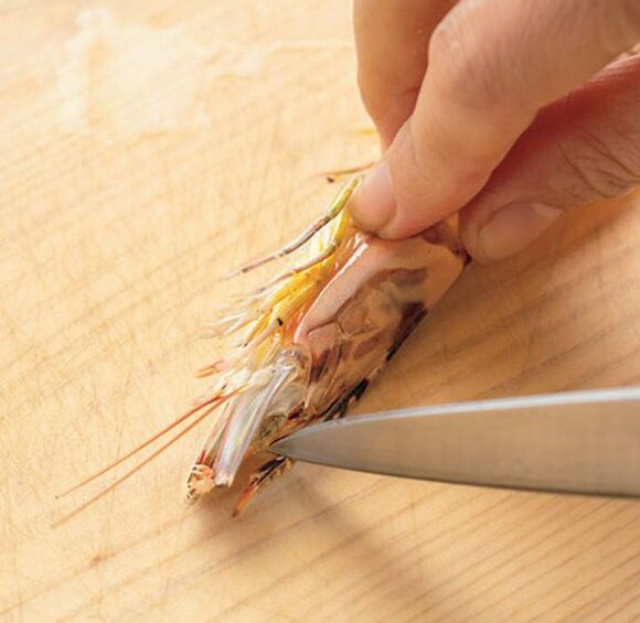 エビの頭に包丁