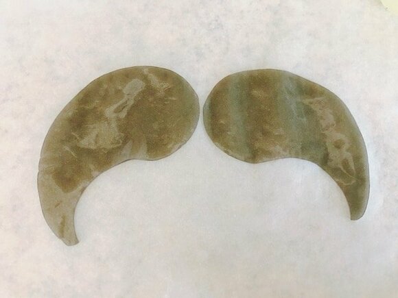 端がハネたちょびヒゲみたいになってる