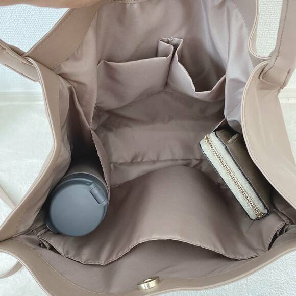 トートバッグにサイフと水筒など