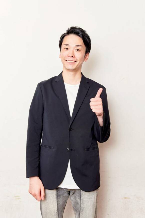 親指をたてる濱家さん