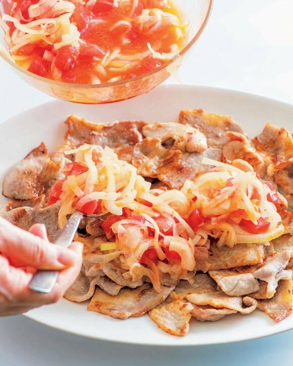 豚肉にサラダをのせる