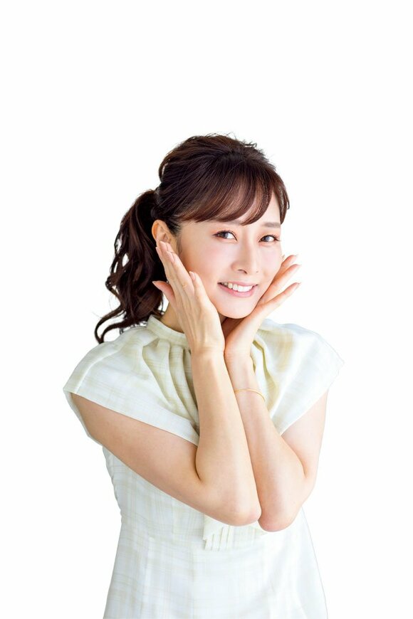 両手でポーズをとる女性