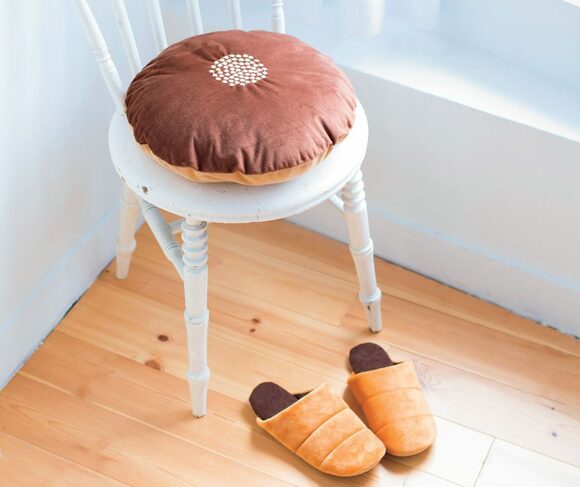 クッションとスリッパ