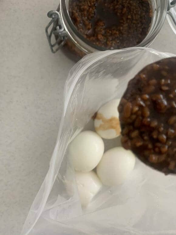 保存袋にしょうゆ麹を入れる様子