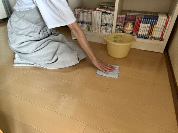 雑巾で床をふく