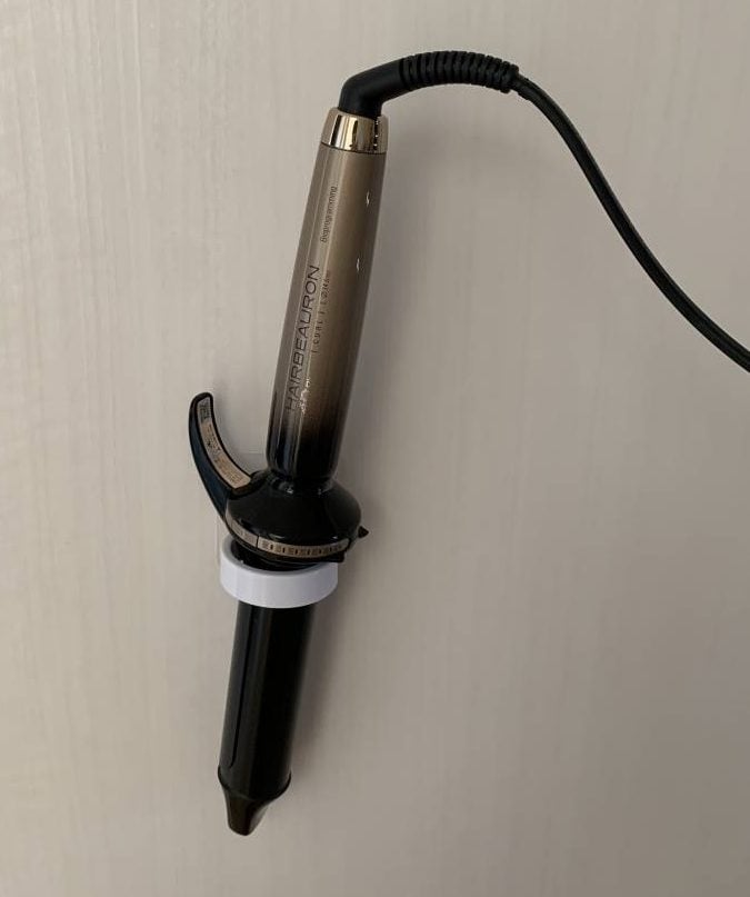 ホルダーにヘアアイロン