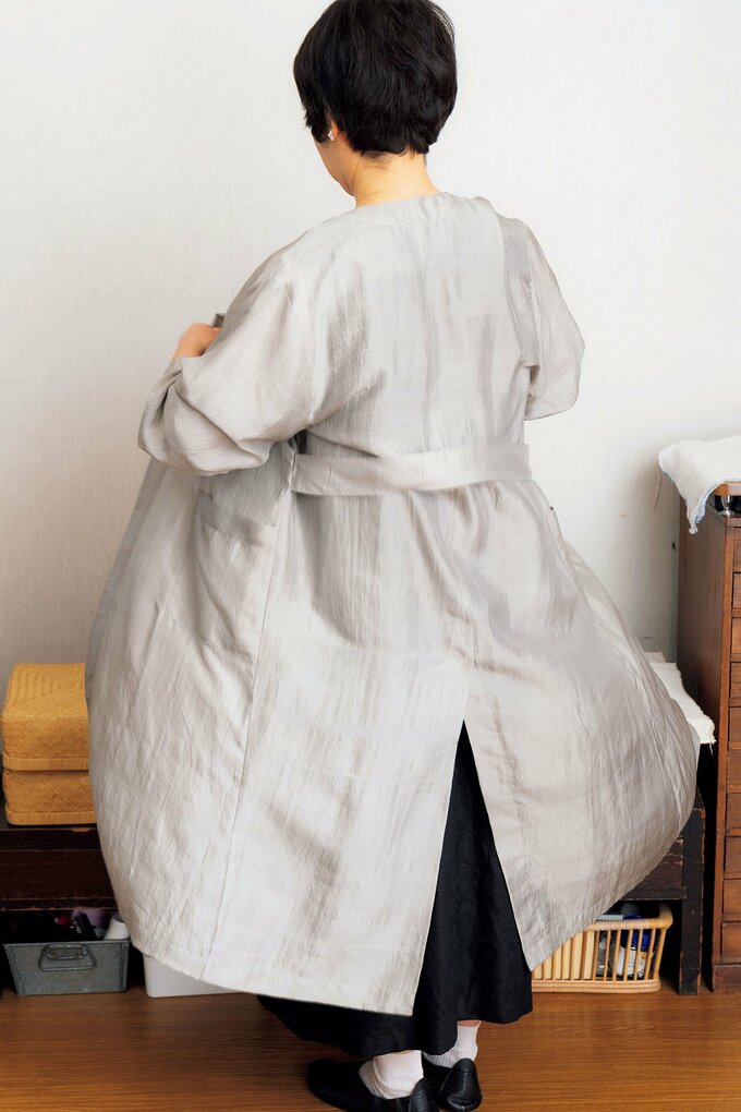 羽織もの女性後ろ姿