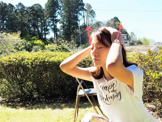 両手で頭を引き上げる