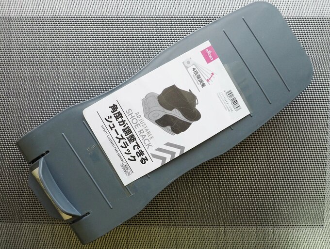 「角度が調整できるシューズラック(110円)」、商品サイズ(約):26cm×10.5cm×8.5cm 材質:ポリプロピレン、カラー:グレー