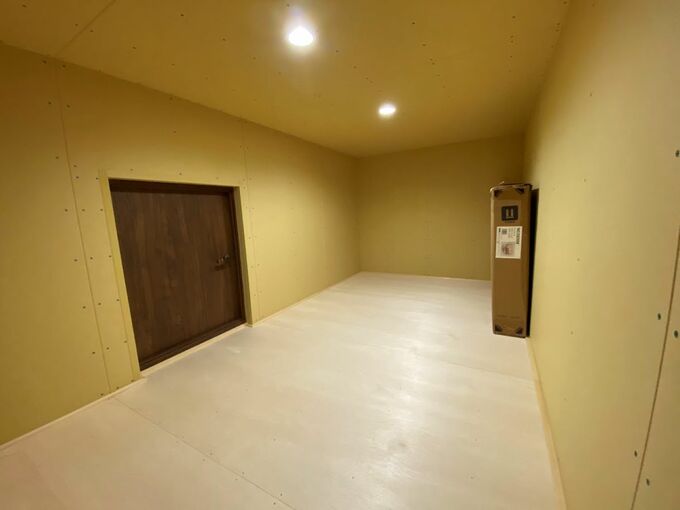 屋根裏収納に、大きなベビーベッドが1つだけ入っている様子