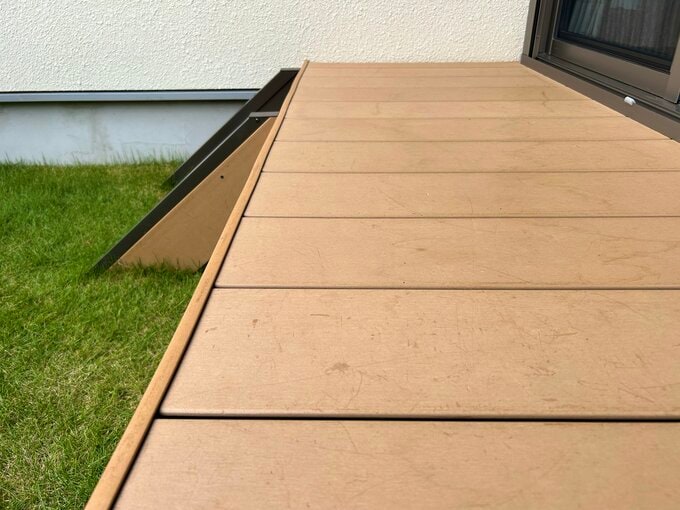 出入りの多い場所にはとくに小さなキズが見られました