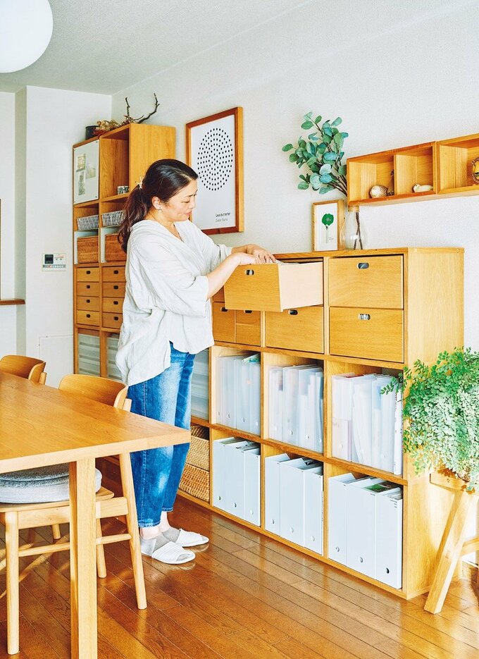 リビングに女性