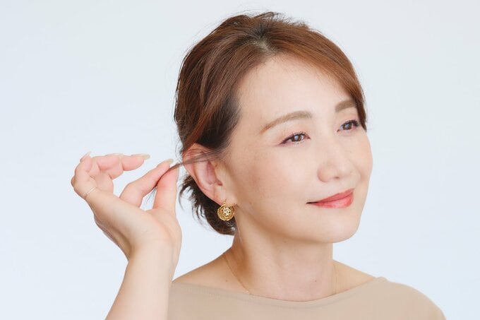 後れ毛をつまむ女性