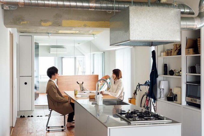 ダイニングでくつろぐ夫妻