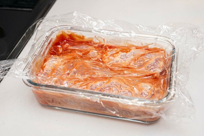 ラップで落しぶたをしている様子