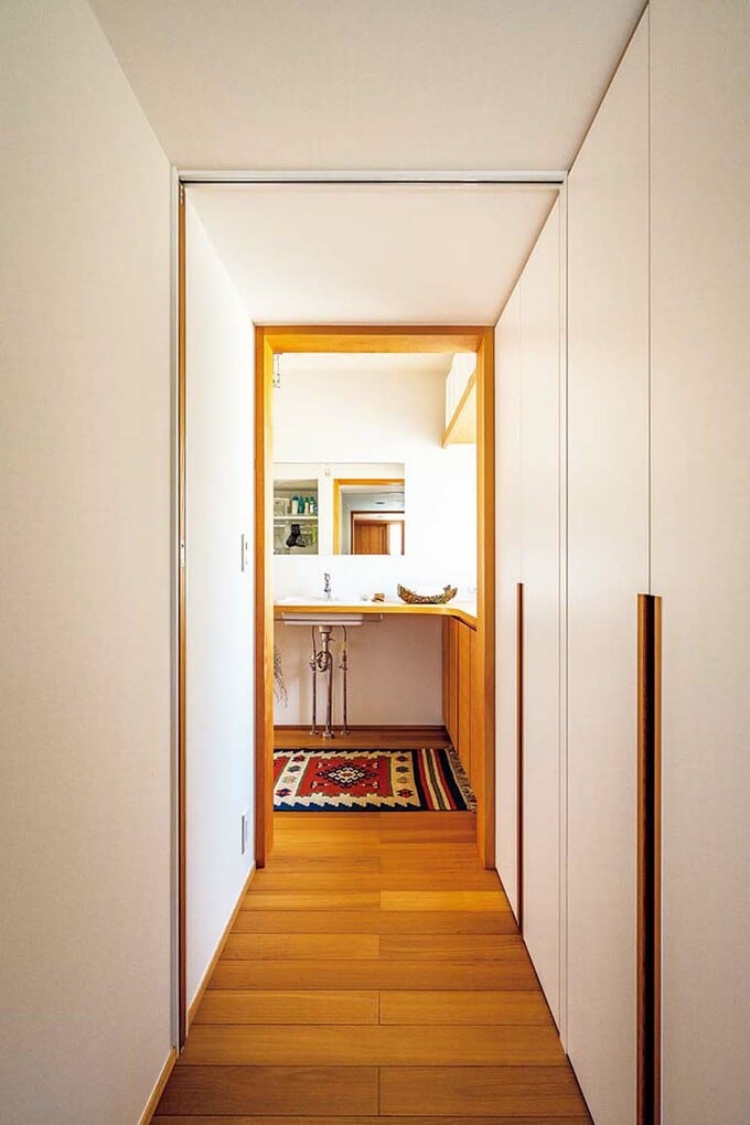 玄関の正面には、オープンな洗面コーナーがあります。