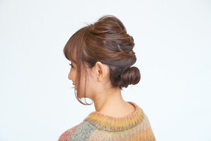 アップヘアの横顔