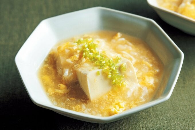 お皿に盛られた豆腐の長イモあんかけ