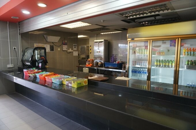 校内でスナックを食べるのもOK。自分で買う体験をすることもまた、教育の一環だそう