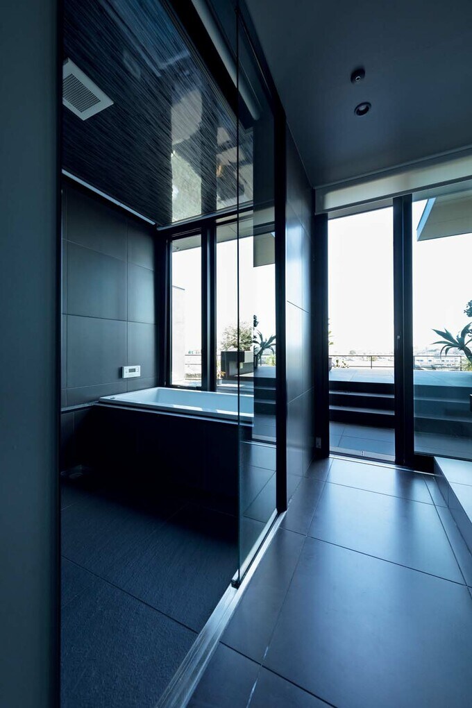 バスルームからは、床の段差がなく、そのままテラスに出られる