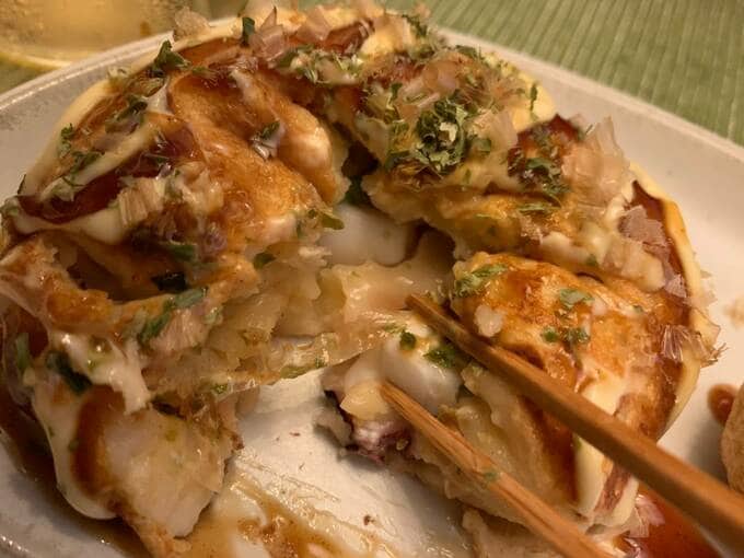 タコ焼きを割る様子