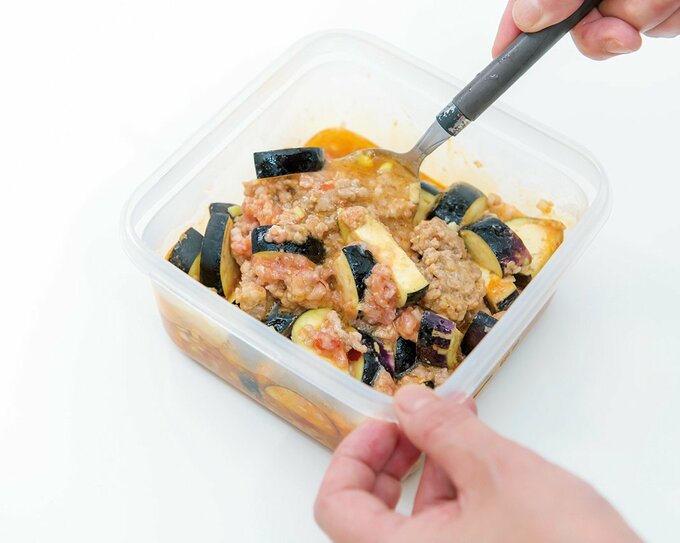 スプーンで混ぜる様子