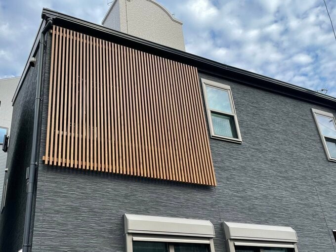 縦格子のあるインナーバルコニーの外観