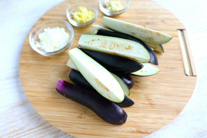 カットしたナスなど