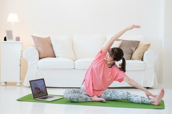 ヨガをする女性