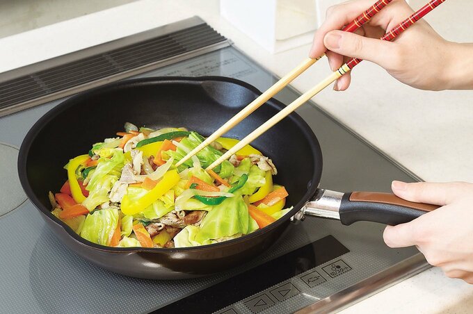 一般的なフライパンの調理は中火で十分（画像提供：パール金属株式会社）