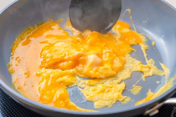 卵をフライパンで熱する