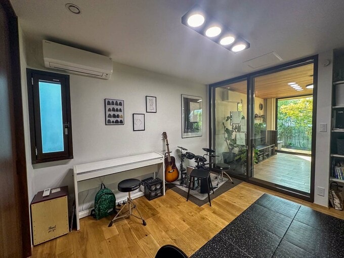 防音室に置かれた楽器