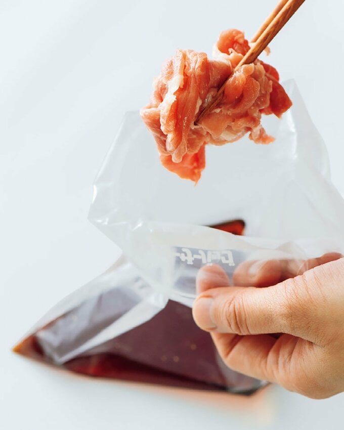 冷凍用保存袋に調味料を入れ、肉を入れるところ