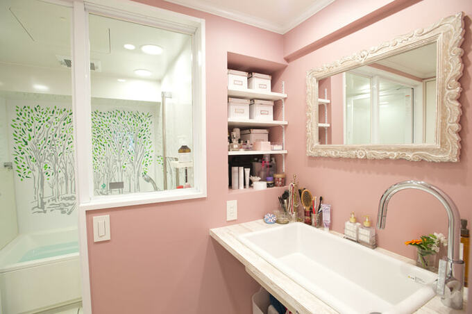 ピンクの壁紙の洗面室