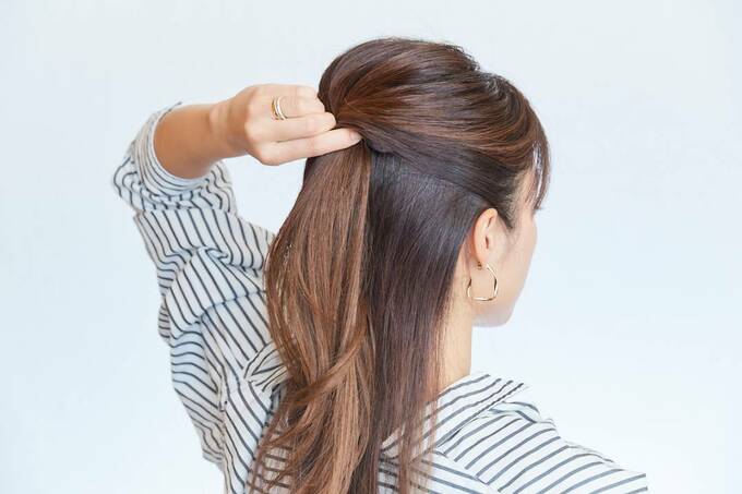 ねじりあげた毛束をぐっと上に持ち上げる