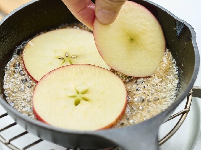 スキレットにリンゴを並べる