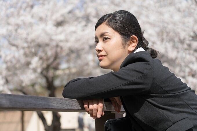 桜と女性