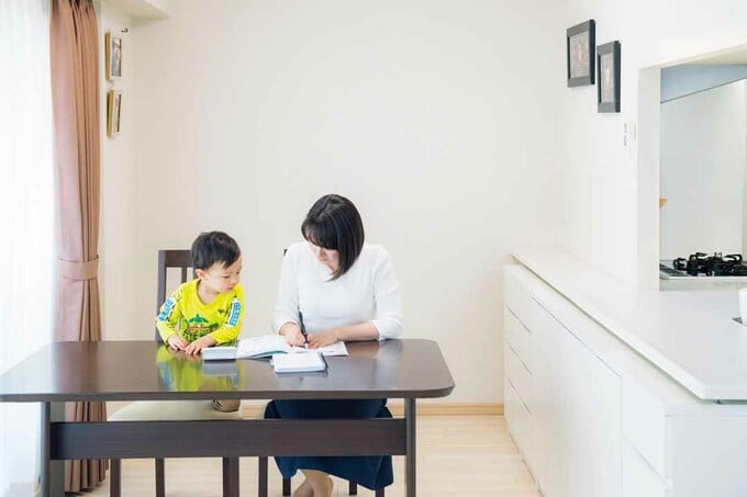 ダイニングで会話する親子の様子