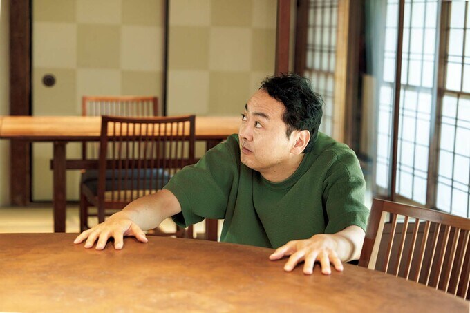 大きな円卓とアンガールズ田中さん