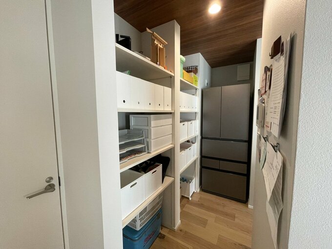 キッチン横のウォークスルーパントリー