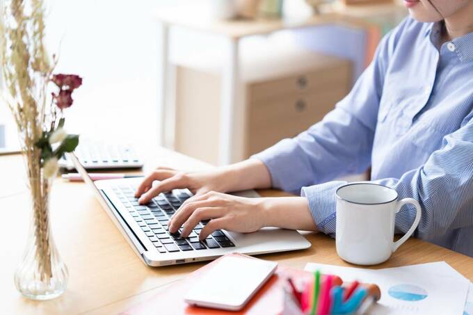 キーボードで打ち込みをする様子