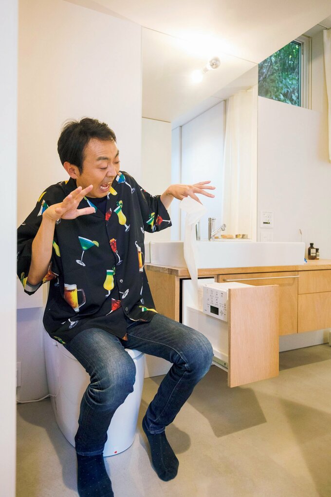 洗面台の引き出しを開けるとトイレットペーパーや洗浄ボタンが出てくるトイレ