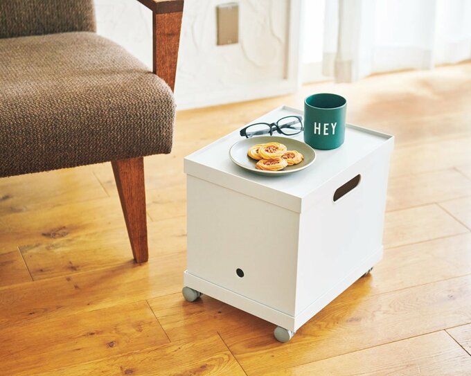 ファイルボックスの上にお菓子など