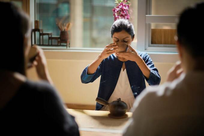 お茶を飲む様子