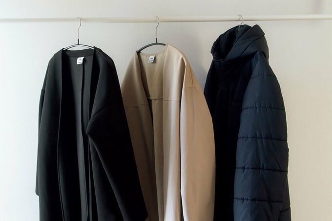 ハンガーにかかった3着のアウター