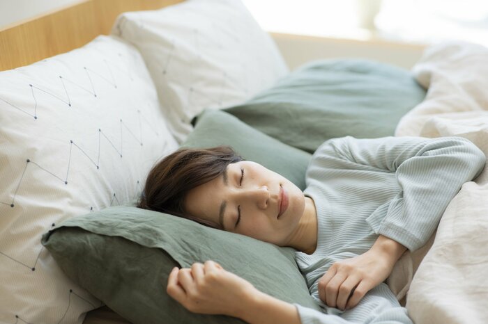 オファー 睡眠時親の体を枕にする