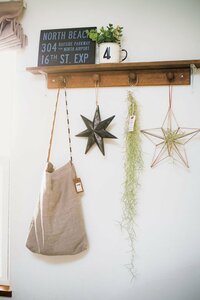 ソファで使う編み小物はリネンのバッグにつるして