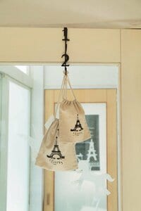 ドアにフックをかけて子どもの持ち物をスタンバイ