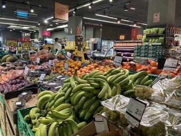 スペインと日本で違う「スーパーマーケット」事情。牛乳は常温販売、レジでの譲り合いも