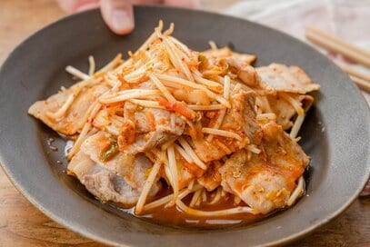 豚キムチをモヤシでかさまし。少ない材料でもごはんが進む満足レシピ